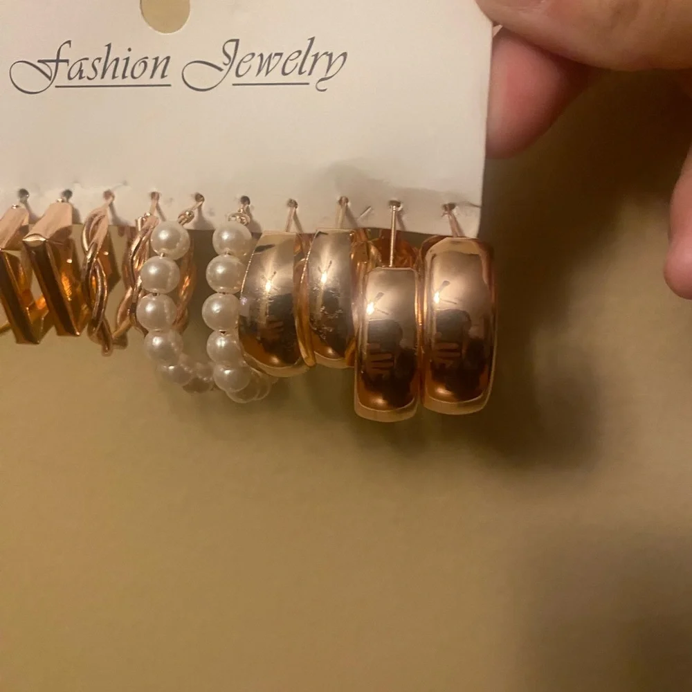 NEW fashion earrings set.